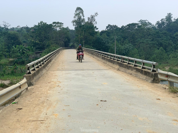 Cây cầu do ca sĩ Thủy Tiên tài trợ ở Nghệ An vừa xây đã bị nứt, nhà thầu nói gì?-7