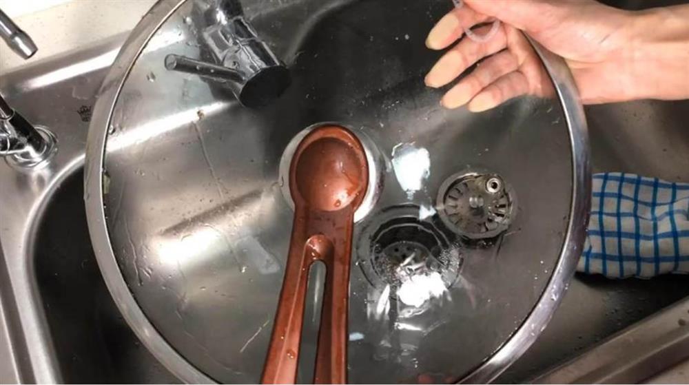 Thật thông minh khi đặt một chiếc bao tay cách nhiệt&nbsp;trong nhà bếp, bạn sẽ thấy chúng có&nbsp;tác dụng thần kỳ này-5