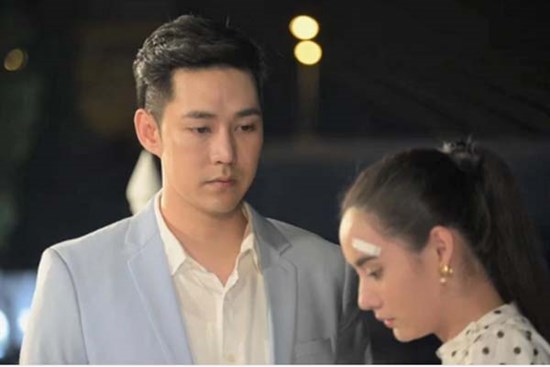 Đưa vợ đến buổi tiệc của công ty, tôi muối mặt khi bộ tóc giả rẻ tiền trên đầu cô ấy rơi xuống