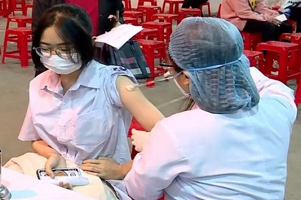 Hơn 1.500 học sinh đầu tiên ở Ninh Bình được tiêm vaccine phòng Covid-19-1