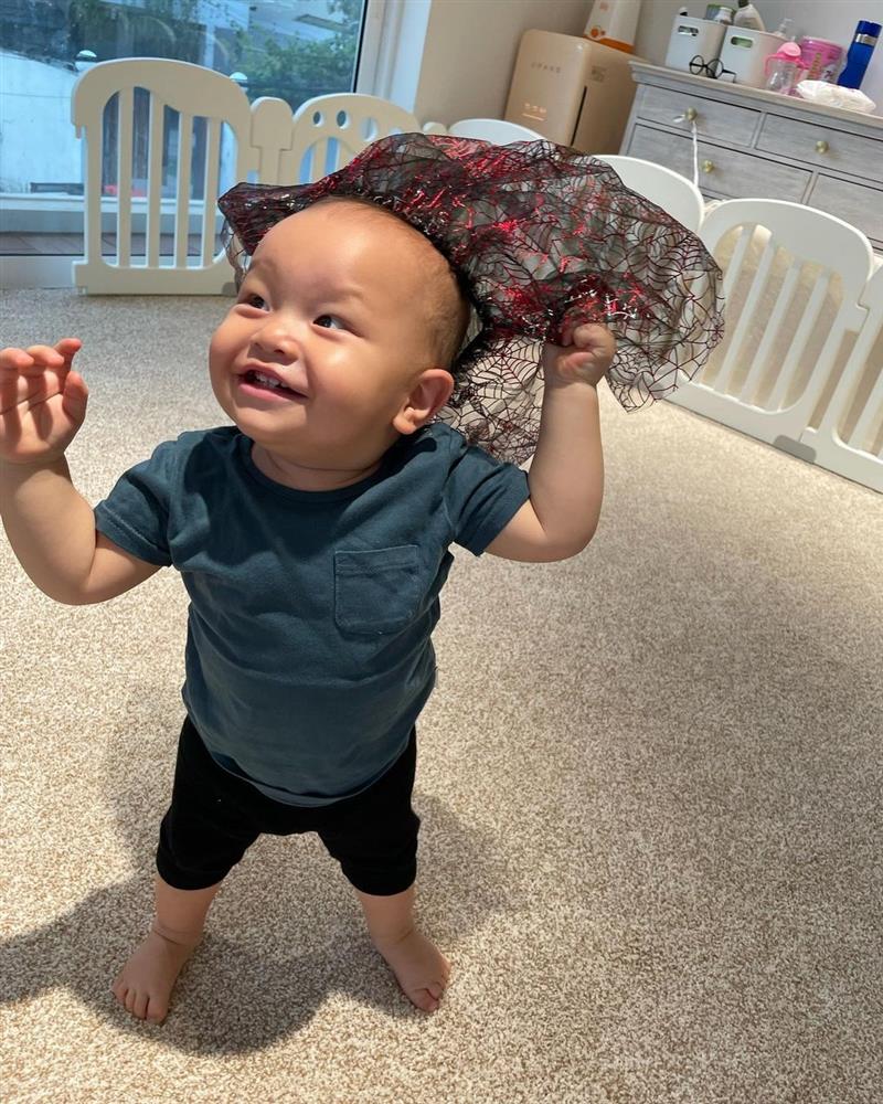 Gia đình Hồ Ngọc Hà đón Halloween sớm, vua hài” Leon lại chiếm sóng với style đội váy lên đầu”-4