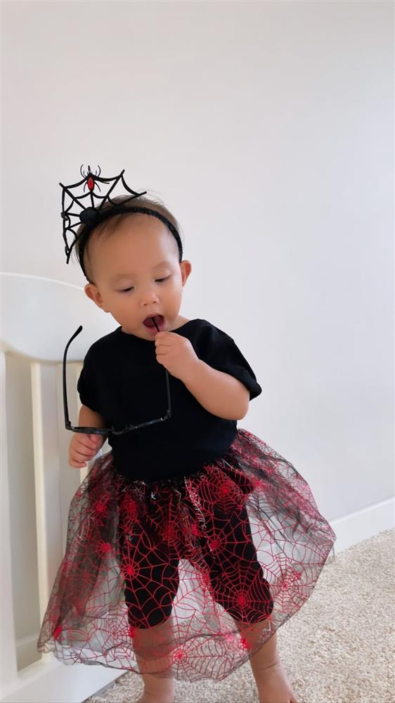 Gia đình Hồ Ngọc Hà đón Halloween sớm, vua hài” Leon lại chiếm sóng với style đội váy lên đầu”-8