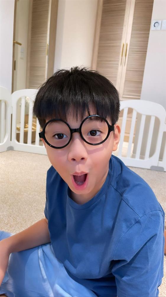 Gia đình Hồ Ngọc Hà đón Halloween sớm, vua hài” Leon lại chiếm sóng với style đội váy lên đầu”-9