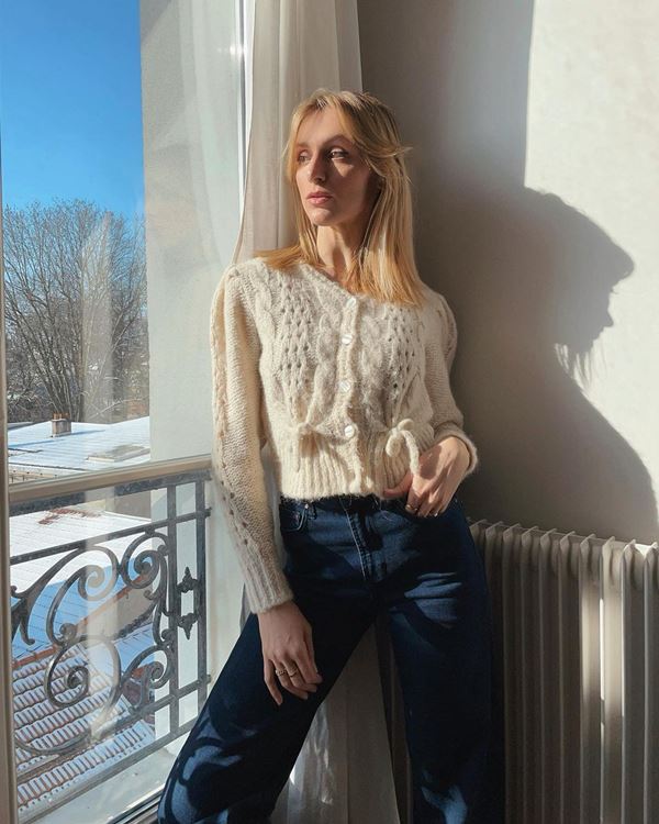 Gái Pháp diện quần jeans với 4 kiểu áo này để trông thật phong cách, thần thái-2