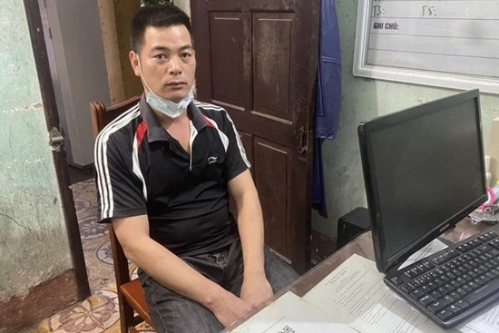 Ám ảnh clip hiện trường vụ chồng đâm vợ tử vong, bố vợ trọng thương tại TAND huyện ở Bắc Giang