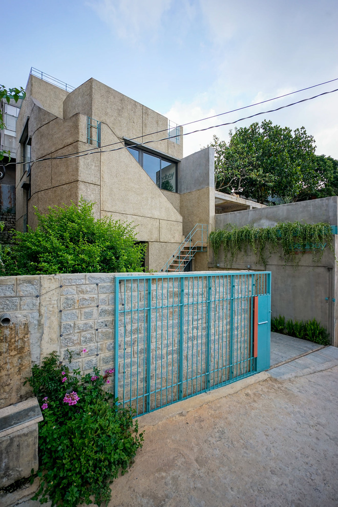 Nhà ở Đà Lạt được ví như cuộc chơi của những sự đối lập”, tận dụng cửa kính lấy view rừng đẹp quên sầu-1