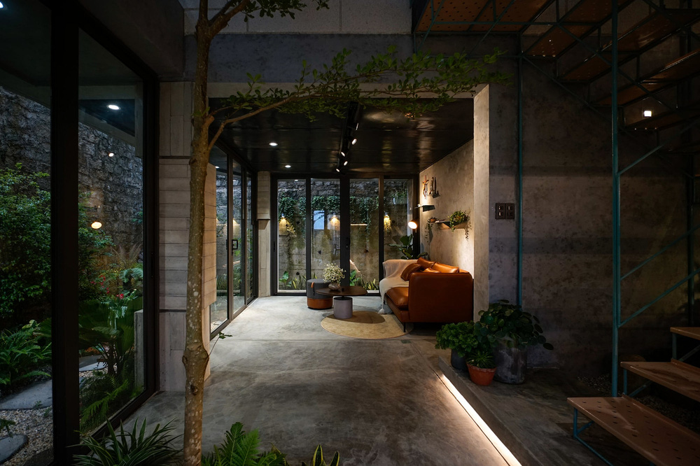 Nhà ở Đà Lạt được ví như cuộc chơi của những sự đối lập”, tận dụng cửa kính lấy view rừng đẹp quên sầu-6