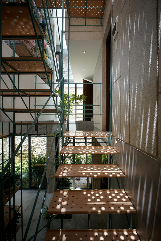 Nhà ở Đà Lạt được ví như cuộc chơi của những sự đối lập”, tận dụng cửa kính lấy view rừng đẹp quên sầu-12