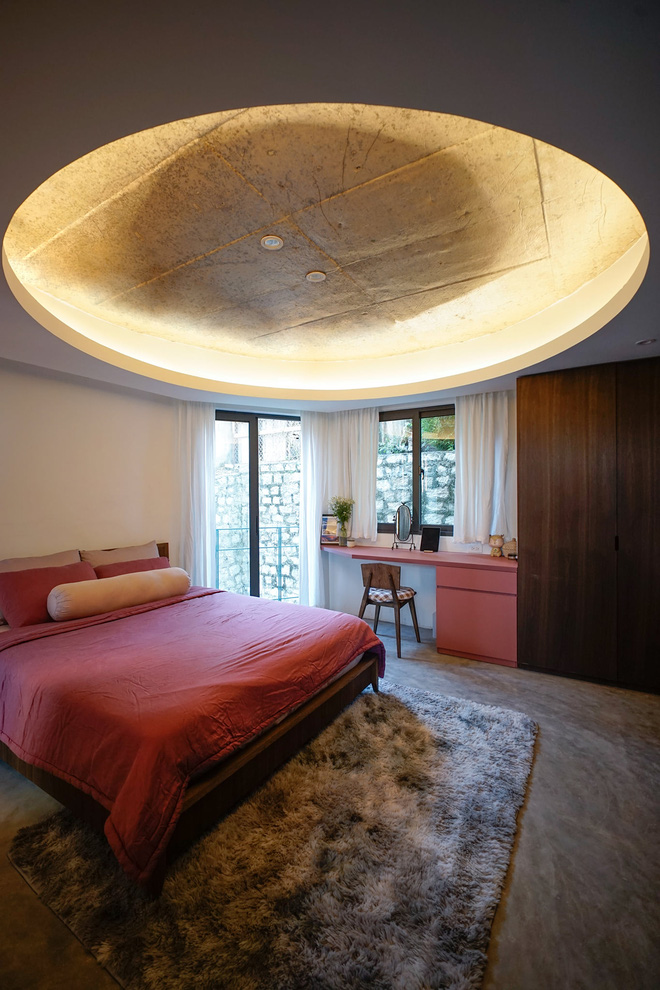 Nhà ở Đà Lạt được ví như cuộc chơi của những sự đối lập”, tận dụng cửa kính lấy view rừng đẹp quên sầu-14