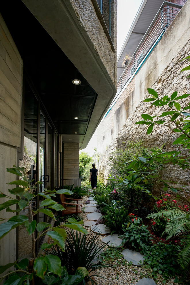 Nhà ở Đà Lạt được ví như cuộc chơi của những sự đối lập”, tận dụng cửa kính lấy view rừng đẹp quên sầu-8