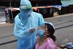 Hà Nội: Lấy mẫu xét nghiệm cho tiểu thương và người dân chợ Khương Đình sau ca dương tính SARS-CoV-2-12