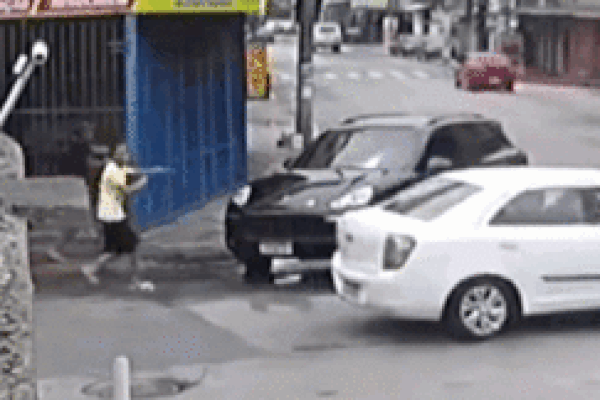 Clip: Hành nghề trước mặt cảnh sát, tên cướp tiệm vàng nhận kết đắng-1