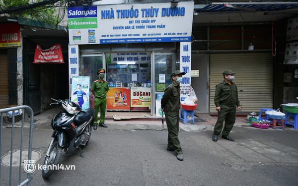 Hà Nội: Lấy mẫu xét nghiệm cho tiểu thương và người dân chợ Khương Đình sau ca dương tính SARS-CoV-2-1