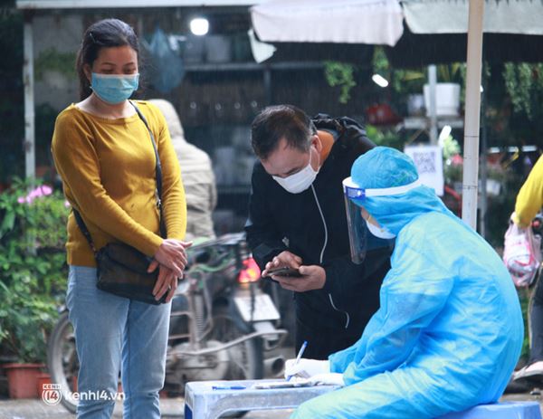Hà Nội: Lấy mẫu xét nghiệm cho tiểu thương và người dân chợ Khương Đình sau ca dương tính SARS-CoV-2-4