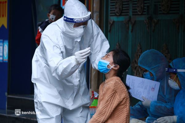Hà Nội: Lấy mẫu xét nghiệm cho tiểu thương và người dân chợ Khương Đình sau ca dương tính SARS-CoV-2-5