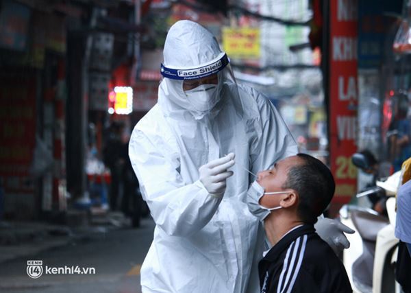 Hà Nội: Lấy mẫu xét nghiệm cho tiểu thương và người dân chợ Khương Đình sau ca dương tính SARS-CoV-2-6