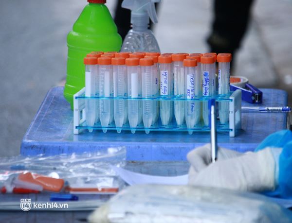 Hà Nội: Lấy mẫu xét nghiệm cho tiểu thương và người dân chợ Khương Đình sau ca dương tính SARS-CoV-2-7
