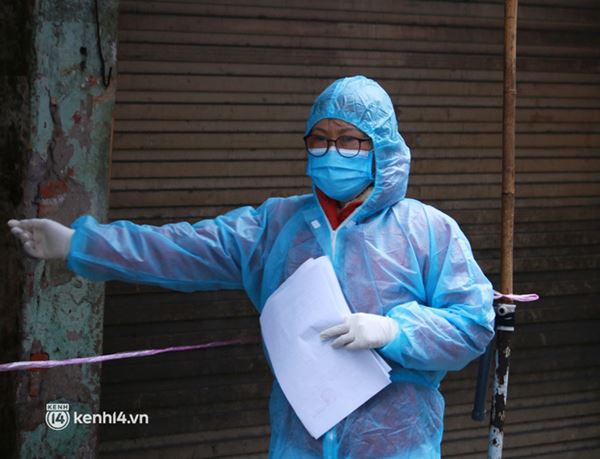 Hà Nội: Lấy mẫu xét nghiệm cho tiểu thương và người dân chợ Khương Đình sau ca dương tính SARS-CoV-2-8