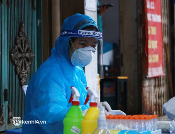 Hà Nội: Lấy mẫu xét nghiệm cho tiểu thương và người dân chợ Khương Đình sau ca dương tính SARS-CoV-2-9