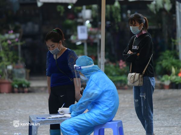Hà Nội: Lấy mẫu xét nghiệm cho tiểu thương và người dân chợ Khương Đình sau ca dương tính SARS-CoV-2-10