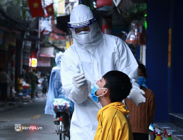 Hà Nội: Lấy mẫu xét nghiệm cho tiểu thương và người dân chợ Khương Đình sau ca dương tính SARS-CoV-2-11
