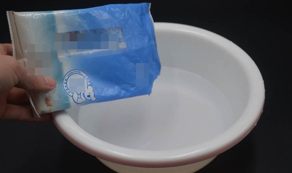 Đặt một chiếc khăn cũ trước cửa, nhiều người không biết nó có ích gì, nhưng khi làm thử chắc&nbsp;chắn ai cũng khen thông minh-2