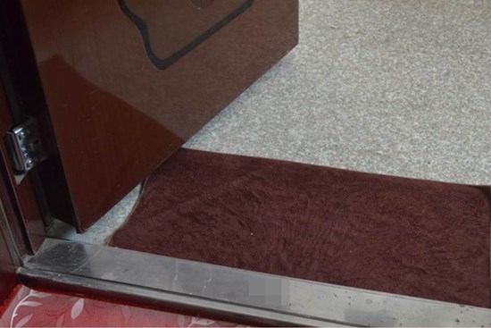 Đặt một chiếc khăn cũ trước cửa, nhiều người không biết nó có ích gì, nhưng khi làm thử chắc chắn ai cũng khen thông minh