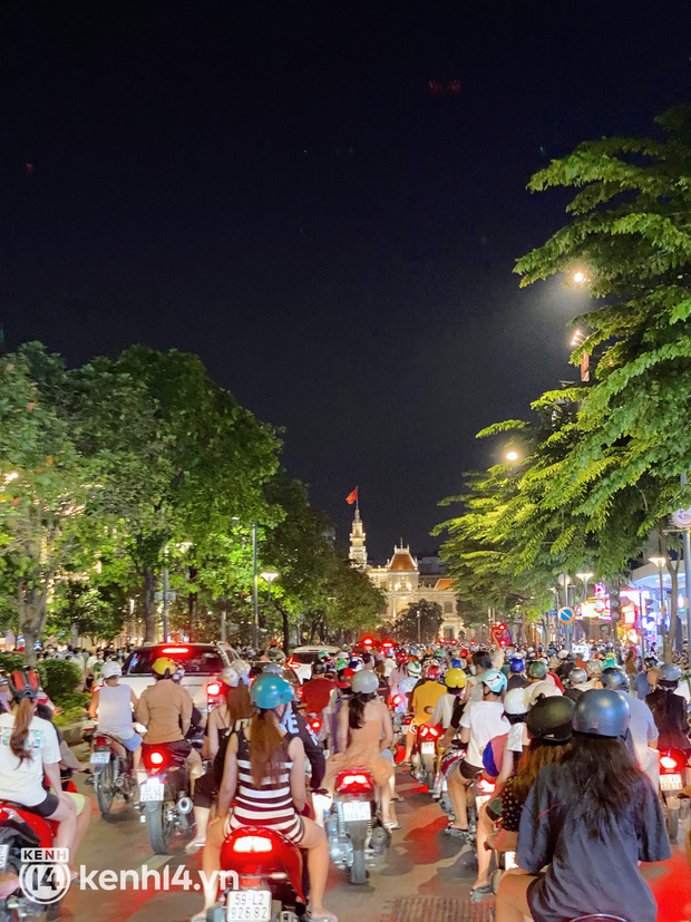 Không khí Halloween ngoài đường: Hà Nội vẫn vắng, Sài Gòn đông nghịt nhưng chưa thấy ai hoá trang-12