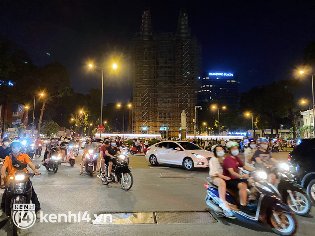 Không khí Halloween ngoài đường: Hà Nội vẫn vắng, Sài Gòn đông nghịt nhưng chưa thấy ai hoá trang-13