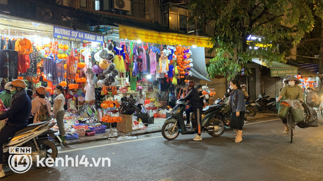 Không khí Halloween ngoài đường: Hà Nội vẫn vắng, Sài Gòn đông nghịt nhưng chưa thấy ai hoá trang-14