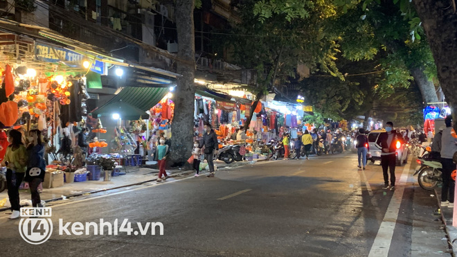 Không khí Halloween ngoài đường: Hà Nội vẫn vắng, Sài Gòn đông nghịt nhưng chưa thấy ai hoá trang-15