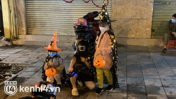 Không khí Halloween ngoài đường: Hà Nội vẫn vắng, Sài Gòn đông nghịt nhưng chưa thấy ai hoá trang-18