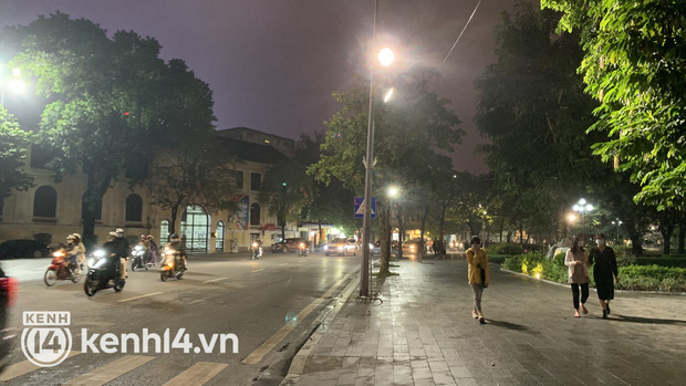 Không khí Halloween ngoài đường: Hà Nội vẫn vắng, Sài Gòn đông nghịt nhưng chưa thấy ai hoá trang-24