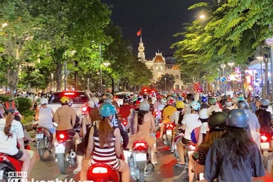 Không khí Halloween ngoài đường: Hà Nội vẫn vắng, Sài Gòn đông nghịt nhưng chưa thấy ai hoá trang