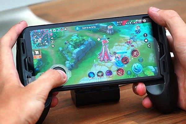 Đang học online bỗng xuất hiện một nhân vật lạ với biểu cảm khó ở, cả lớp nhìn thấy nhưng chẳng ai dám đuổi đi-1