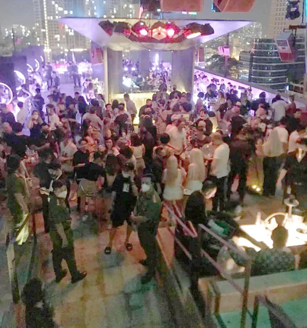 Nhiều quán ăn trung tâm TP.HCM hoạt động giống quán bar, cho khách uống rượu bia, shisha, bóng cười-1