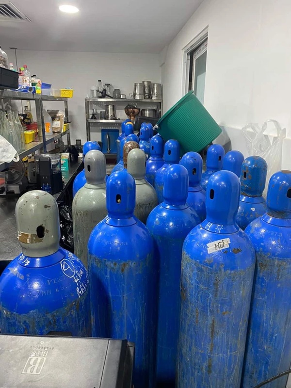 Nhiều quán ăn trung tâm TP.HCM hoạt động giống quán bar, cho khách uống rượu bia, shisha, bóng cười-3