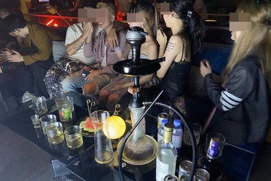 Nhiều quán ăn trung tâm TP.HCM hoạt động giống quán bar, cho khách uống rượu bia, shisha, bóng cười