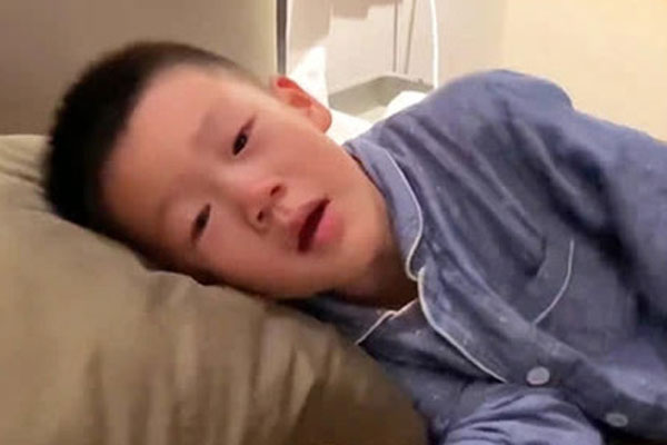 Bé trai 6 tuổi bị bạn học cô lập vì hôi miệng, đưa đi khám nữ bác sĩ không kìm được suýt nôn mửa-4