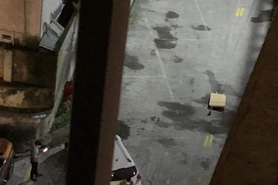 Bé trai 5 tuổi rơi từ tầng cao chung cư xuống đất tử vong khi mẹ vắng nhà