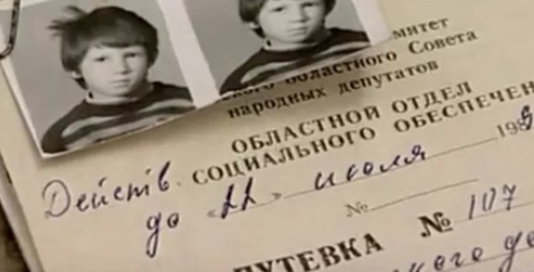 Bé gái 3 tuổi sống suốt 5 năm cùng bầy chó vì bị cha mẹ bỏ rơi, nhiều năm sau về lại với loài người vẫn chật vật trong tấn bi kịch-1