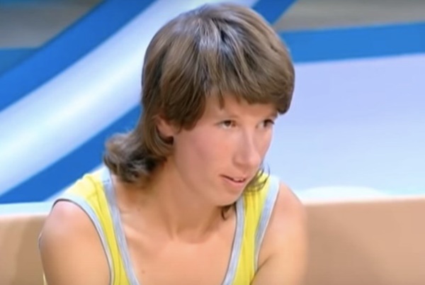 Bé gái 3 tuổi sống suốt 5 năm cùng bầy chó vì bị cha mẹ bỏ rơi, nhiều năm sau về lại với loài người vẫn chật vật trong tấn bi kịch-3