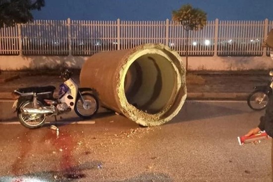 Thương tâm: Hai vợ chồng sắp cưới tử vong do đâm vào ống cống giữa đường, người vợ đang mang thai tháng thứ 5