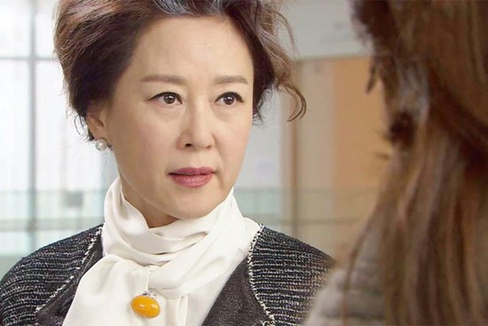 Đến nhà bạn gái chơi, tôi sững sờ khi thấy một người phụ nữ xưng là 