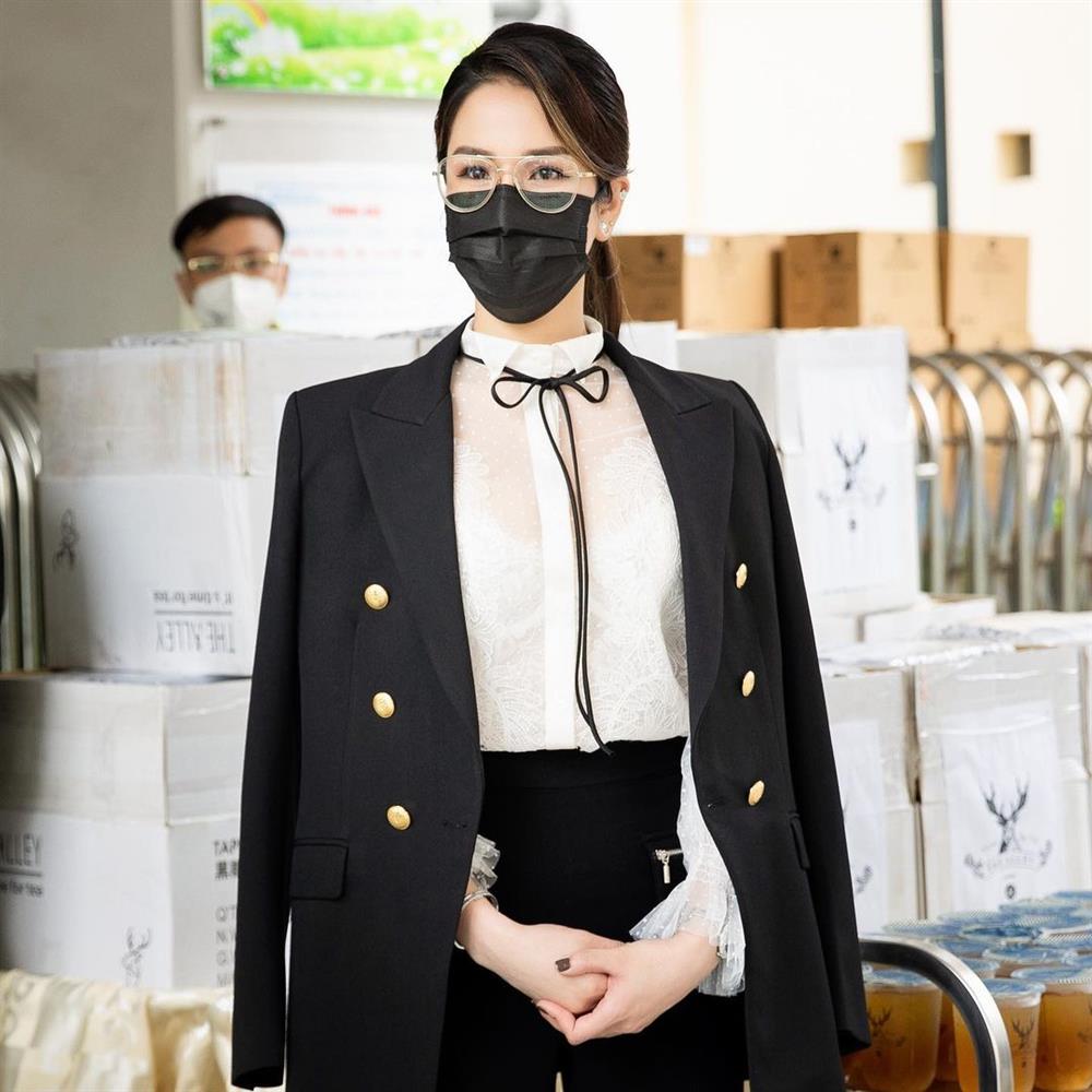 Diệp Lâm Anh và Quỳnh Thư: Bên kém sang dù đắp cả tá hàng hiệu, người sang chảnh với toàn đồ bình dân-9