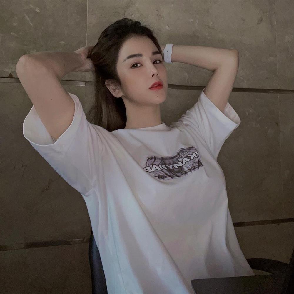 Diệp Lâm Anh và Quỳnh Thư: Bên kém sang dù đắp cả tá hàng hiệu, người sang chảnh với toàn đồ bình dân-15