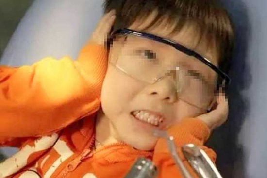 Bé trai 6 tuổi bị bạn học cô lập vì hôi miệng, đưa đi khám nữ bác sĩ không kìm được suýt nôn mửa