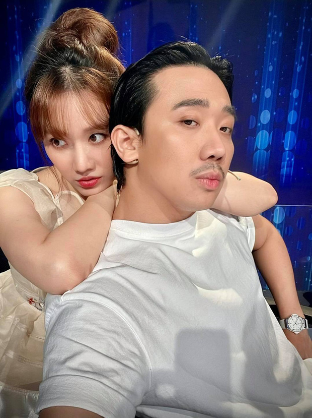 Trấn Thành khoe diện mạo với mái tóc dài để lệch, râu ria xồm xoàm, dòng trạng thái như muốn dằn mặt” ai đó thì phải?-3