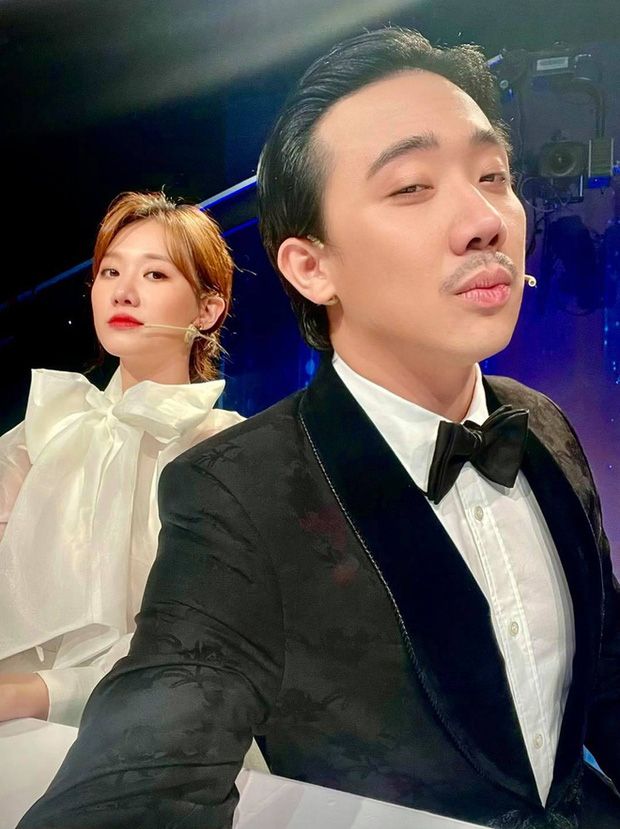 Trấn Thành khoe diện mạo với mái tóc dài để lệch, râu ria xồm xoàm, dòng trạng thái như muốn dằn mặt” ai đó thì phải?-4