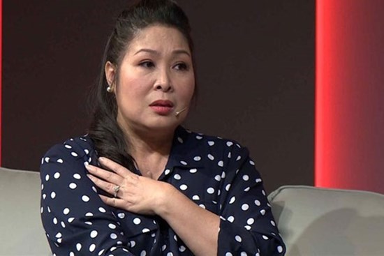 NS Hồng Vân lên sóng livestream thẳng thắn làm rõ thông tin sang Mỹ định cư và bị cấm sóng